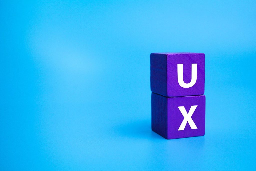 Cubes avec les caractères U et X pour représenter l'UX, expérience utilisateur.